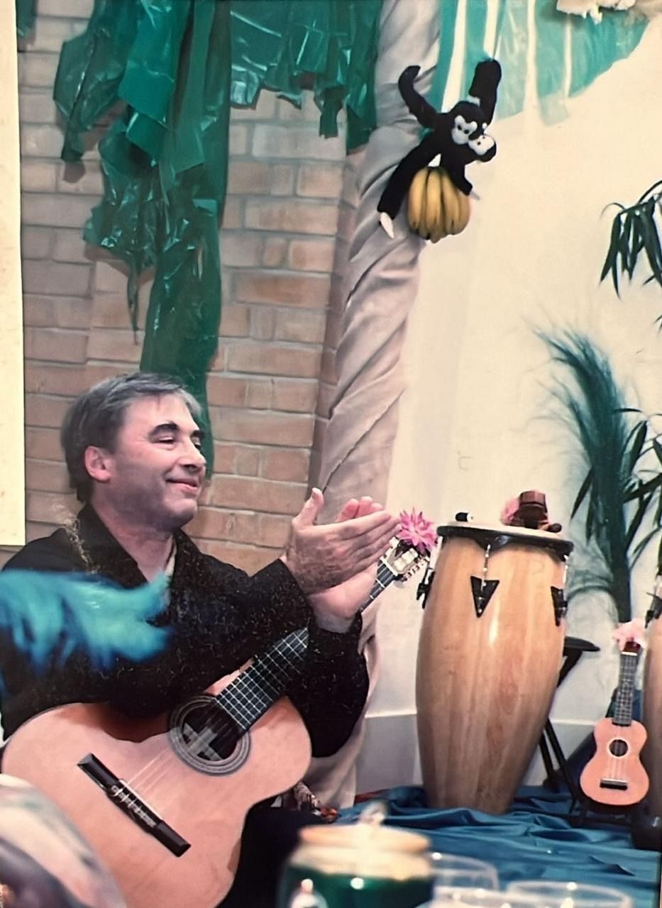 Dad in front of palm tree with monkey